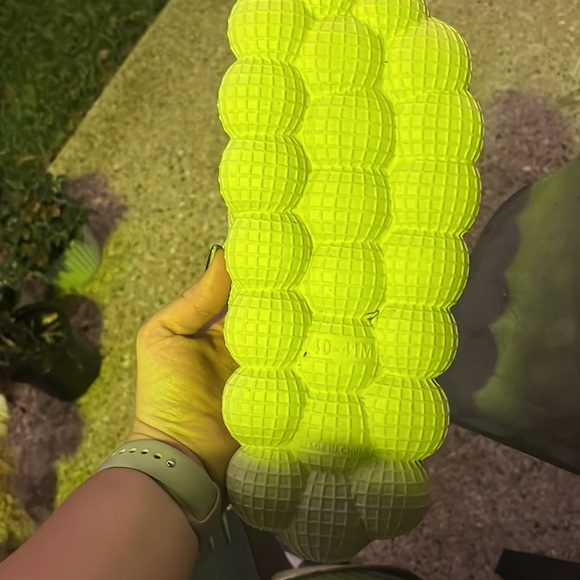 New unisex cream bubble slides in size 40 euro - Picture 2 of 3